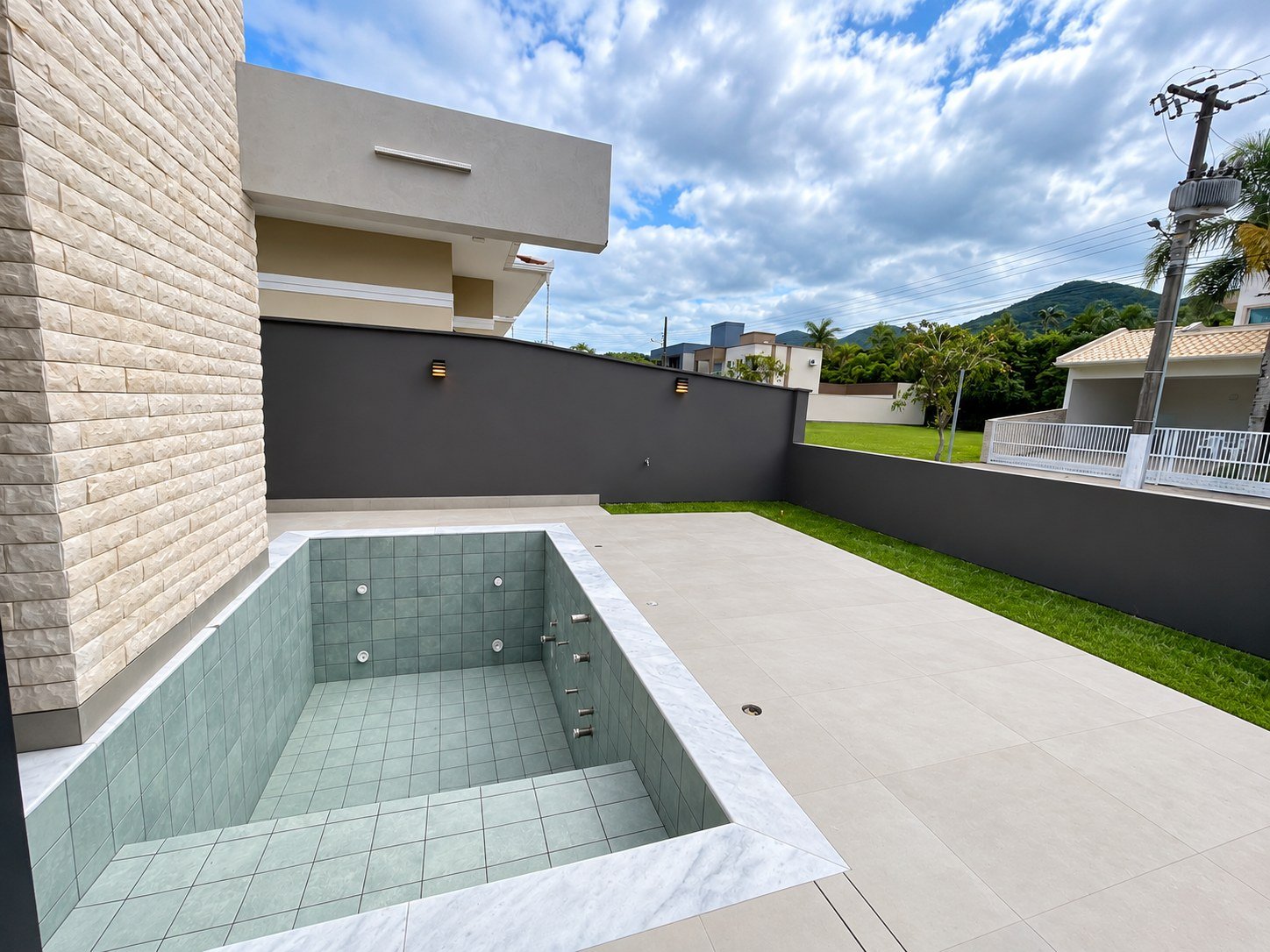 Área externa com piscina